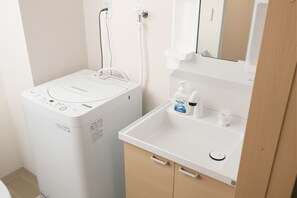 Shower, rainfall showerhead, free toiletries, hair dryer - SDC Namba (Osaka)