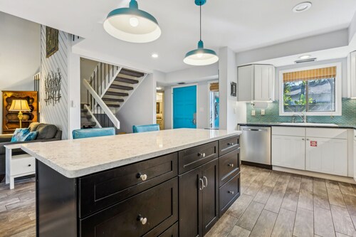 3035 Sea Marsh: Serene Garden Villa with Outdoor Fire Pit