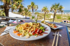 Outdoor dining - Omni 272 Sandcastles: Cozy 1BR Oceanfront (Fernandina Beach)