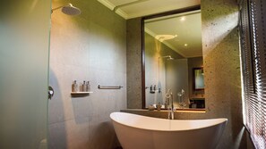 Deluxe-Villa, 4 Schlafzimmer, eigener Pool | Badezimmer | Badewanne und Dusche (separat), kostenlose Toilettenartikel