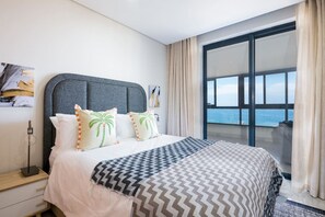 2 bedrooms, desk, WiFi - Gorgeous 172 Spinnaker Two Bed with Sea Views (Durban)