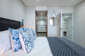2 bedrooms, desk, WiFi - Gorgeous 172 Spinnaker Two Bed with Sea Views (Durban)