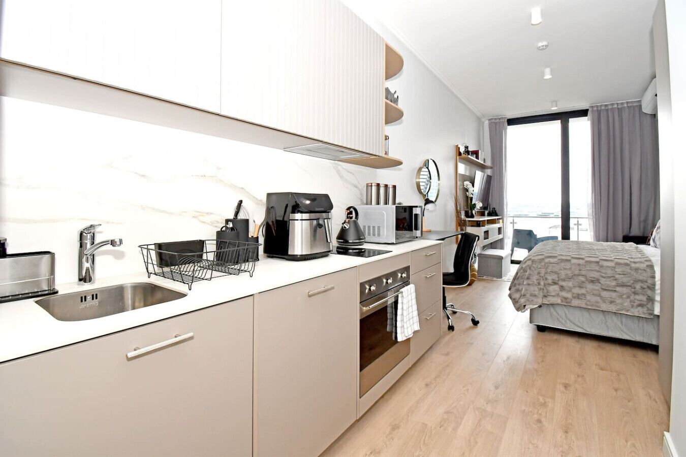 1 bedroom, desk, WiFi