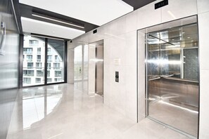 Interior - Slick Stylish Studio in Ellipse Waterfall (Midrand)