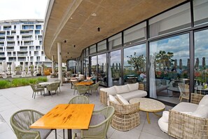 Outdoor dining - Slick Stylish Studio in Ellipse Waterfall (Midrand)
