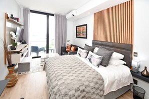 1 bedroom, desk, WiFi - Slick Stylish Studio in Ellipse Waterfall (Midrand)