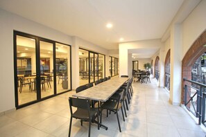Dining - Stylish Studio Circa 2101 in Sandton (Johannesburg)