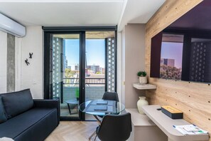 TV - Slick 406 Studio on 146 Main (Cape Town)