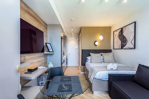 Desk, iron/ironing board, WiFi, bed sheets - Slick 406 Studio on 146 Main (Cape Town)