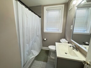 Toallas, jabón, papel de baño 