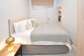 2 bedrooms, desk, WiFi - Stylish and Slick Two Bedroom In Circa Illovo (Johannesburg)