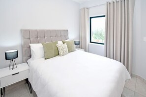 2 bedrooms, desk, WiFi - Stylish and Slick Two Bedroom In Circa Illovo (Johannesburg)