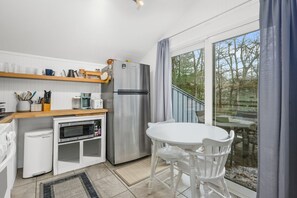 Fridge, microwave, oven, stovetop - Easy Family Stay Steps from Popponesset (Mashpee)