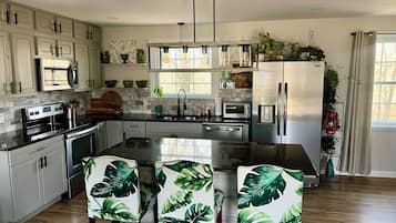 Een magnetron, een oven, een kookplaat, een vaatwasser