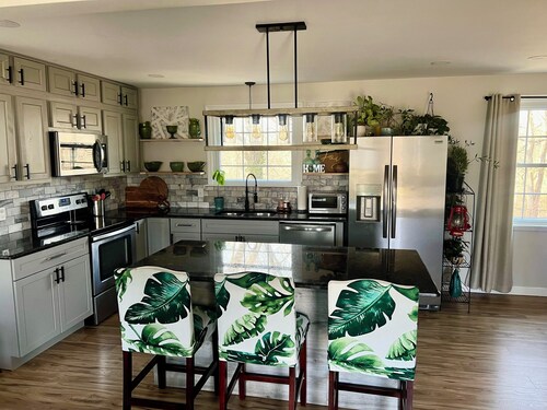 Nashville Retreat near BNA ~ Pet Friendly + Backyard BBQ