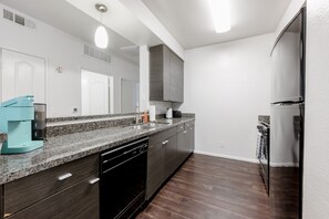 Private kitchen - Spacious & Bright 2BR in Marina del Rey | Pool + FREE Parking (Marina del Rey)