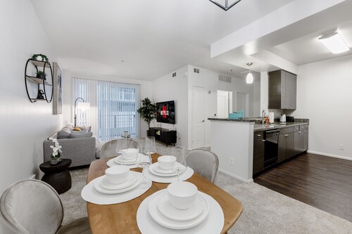 Spacious & Bright 2BR in Marina del Rey | Pool + FREE Parking