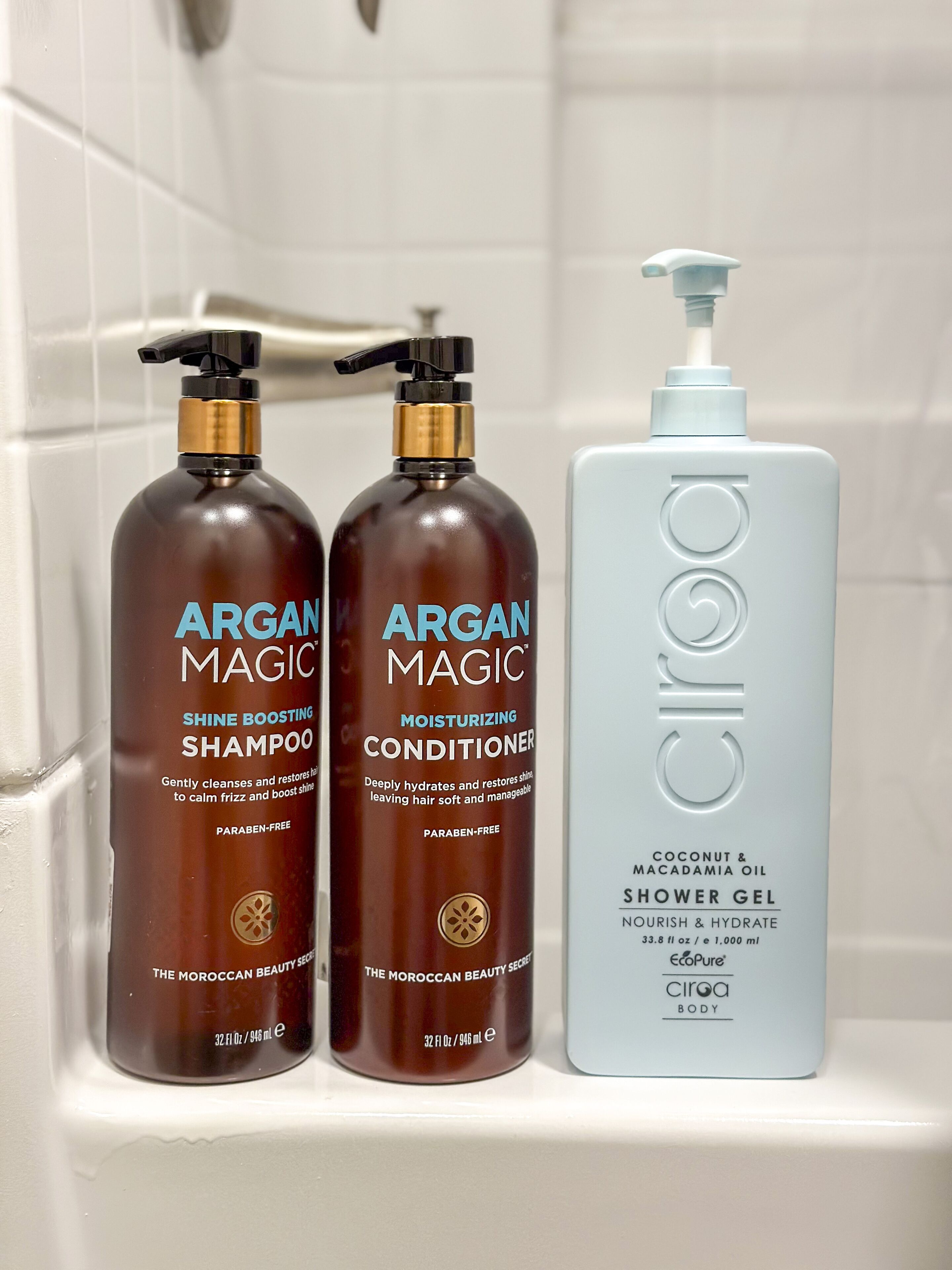 Secadora de cabello, toallas, jabón, papel de baño 