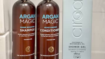 Secadora de cabello, toallas, jabón, papel de baño