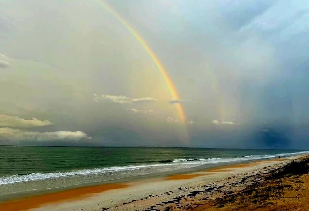 Nær stranden, solsenger og strandhåndklær