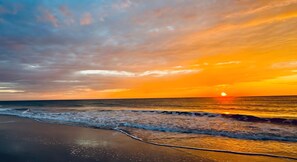Beach nearby, sun-loungers, beach towels - St. Augustine's Best Kept Secret is Vilano Beach!! 3BR/3BA
3 min walk to beach! (St. Augustine)