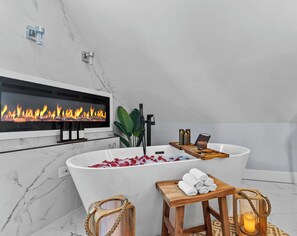 Interior - Luxury 4BR Home with Spa Tub & fire place Near UChicago & Obama Center  (Chicago)