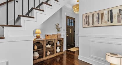 Luxury 4BR Home with Spa Tub & fire place Near UChicago & Obama Center