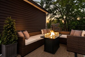 Property grounds - Luxury 4BR Home with Spa Tub & fire place Near UChicago & Obama Center  (Chicago)