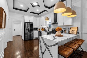 Microwave, oven, stovetop, dishwasher - Luxury 4BR Home with Spa Tub & fire place Near UChicago & Obama Center  (Chicago)
