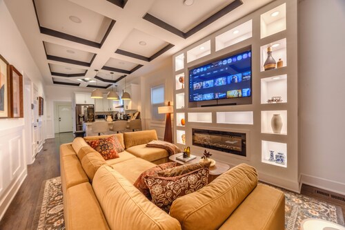 luxry Boutique 4BR Near Uni Chicago, Lake & Metra, Outdoor patio, upto 10 guests