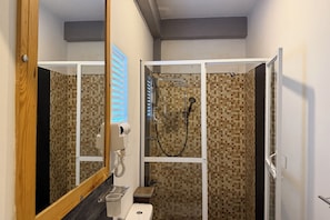 Comfort Triple Room, Courtyard View | Bathroom | Shower, free toiletries, hair dryer, slippers - JKL Maha Oya Villa (Waikkal)