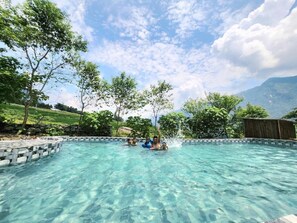 Una piscina al aire libre de temporada, tumbonas