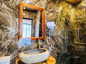 Shower, hair dryer, bathrobes, slippers - My Garden Villa (Sa Pa)