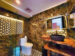 Chambre Double Familiale, non-fumeur, vue colline | Salle de bain