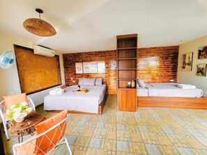 Habitación familiar doble, no fumadores, vistas a la colina | Escritorio y espacio para trabajar con un portátil