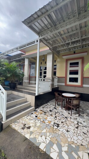 Deluxe Villa, Park View | Outdoor dining - SANERA Villa by SATYA Hospitality (Wonosobo)