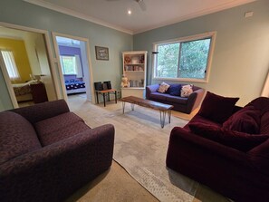 TV, fireplace - Entire Home in Quorrobolong, lots of space, beautiful country, lots of wildlife (Quorrobolong)