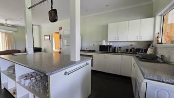 Micro-ondes, four, plaque de cuisson, lave-vaisselle