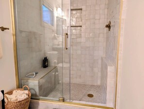 Shower, hair dryer, towels - Luxury Coastal, Fire Pit, 5 minutes to the Beach (Surry)