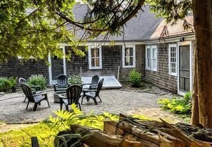 Terrace/patio - Luxury Coastal, Fire Pit, 5 minutes to the Beach (Surry)