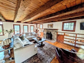 TV, offices - Luxury Coastal, Fire Pit, 5 minutes to the Beach (Surry)