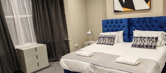 Spacious 3 Bedroom Apartment, Few minutes walk from Station