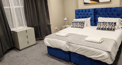 Spacious 3 Bedroom Apartment, Few minutes walk from Station