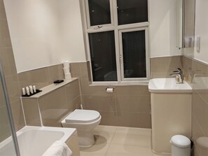 Shower, hair dryer, towels, soap - Spacious 3 Bedroom Apartment, Few minutes walk from Station (London)