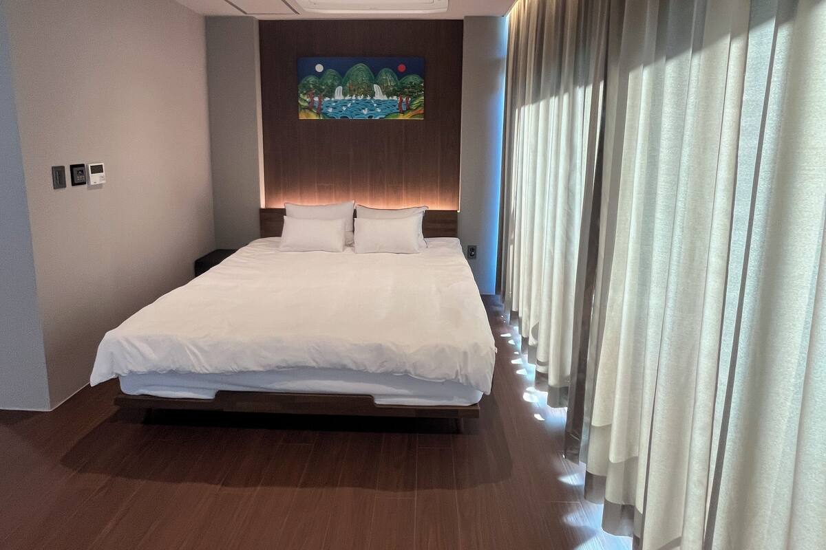 Deluxe Suite, Mountain View | In-room safe, free WiFi