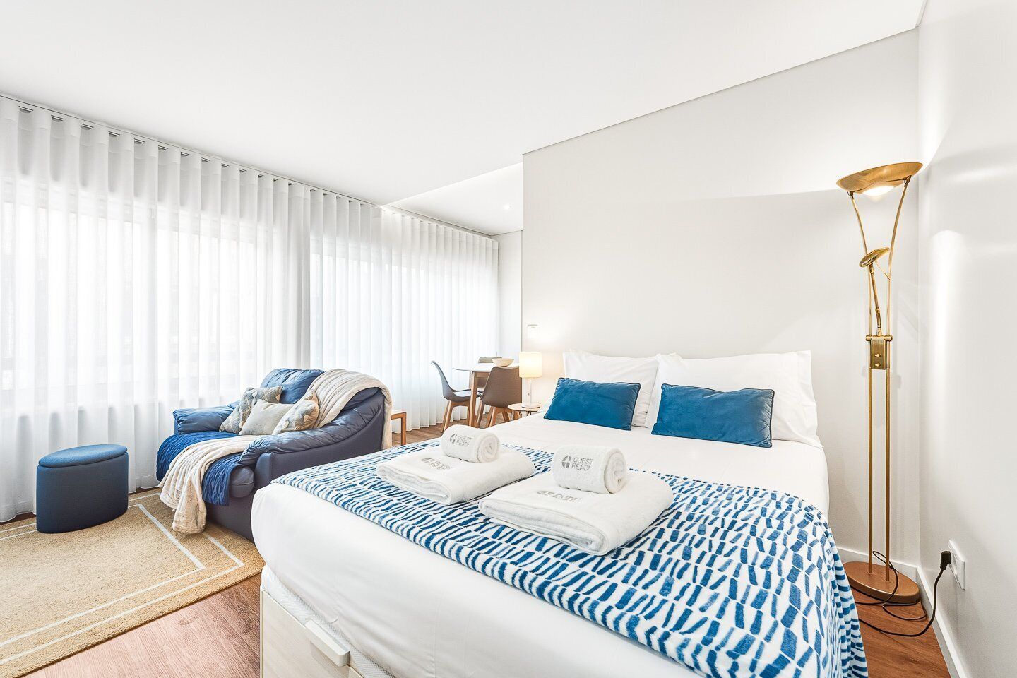 Strygejern/strygebræt, internetforbindelse, sengetøj