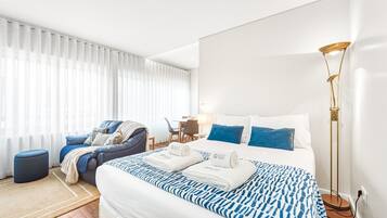 Tabla de planchar con plancha, Internet, ropa de cama