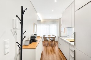 Fridge, microwave, oven, dishwasher - GuestReady - Cosy studio retreat in Matosinhos (Matosinhos)