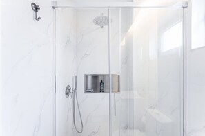 Shower, hair dryer, towels - GuestReady - Cosy studio retreat in Matosinhos (Matosinhos)