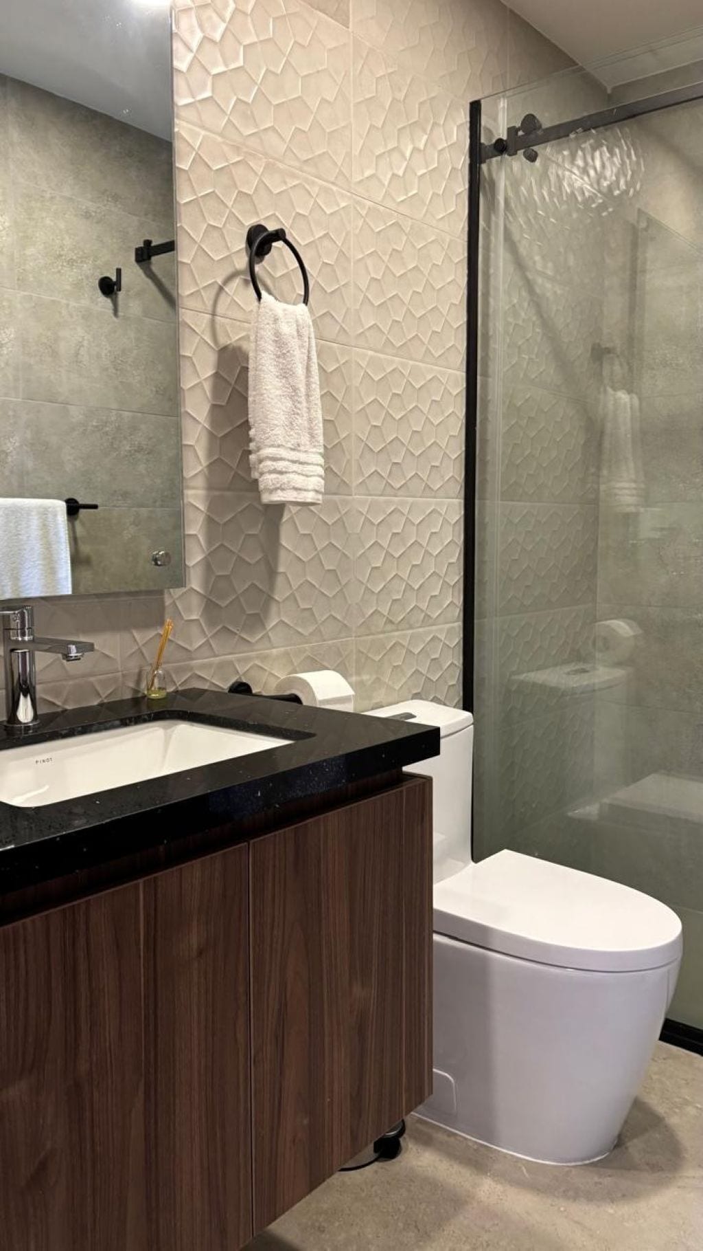 Douche, serviettes fournies, papier toilette